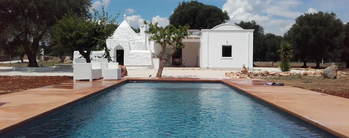 Renovation of a complex of trulli and lamie