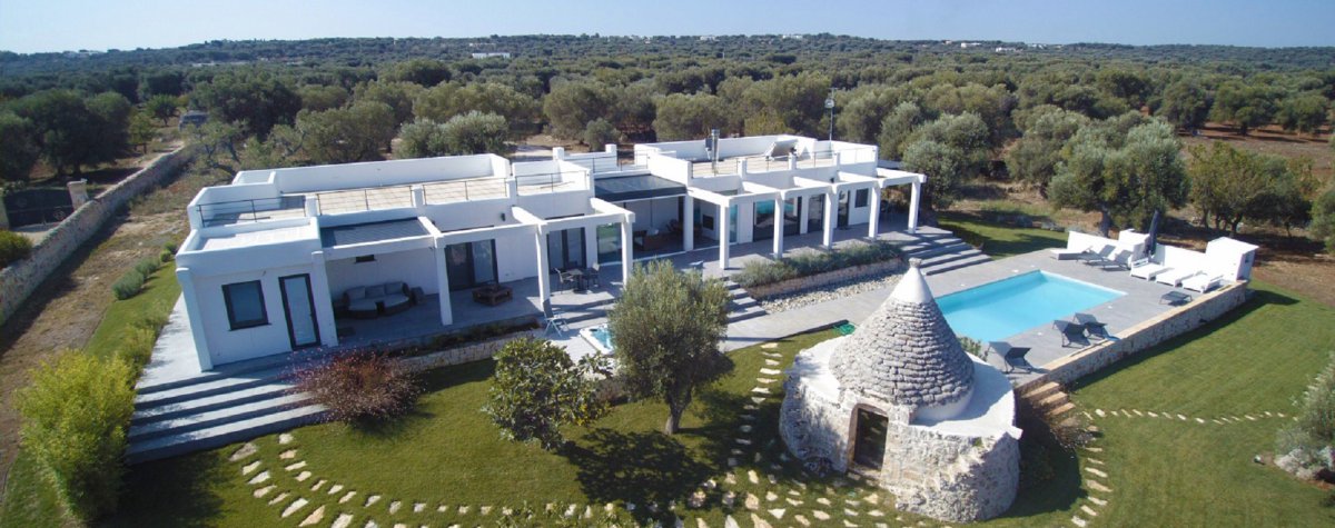 Realization of a sea-view villa with swimming pool and trullo
