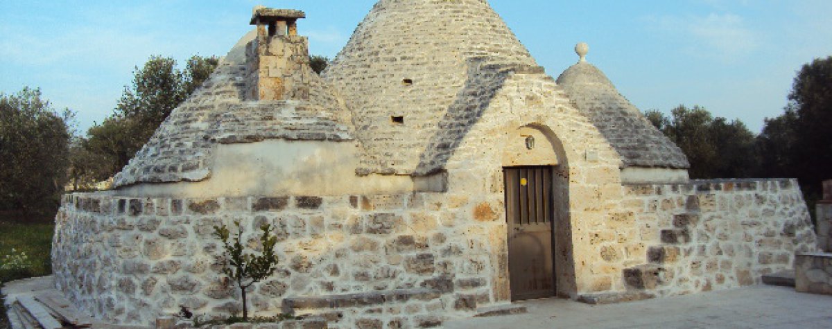 Restoration o fan existing trullo and enlargement 